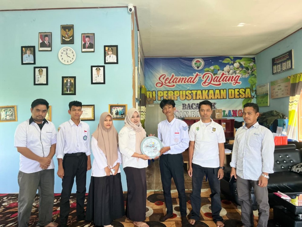 Siswa magang dari SMKS Shalatiyah Bitin menunjukkan kepeduliannya terhadap lingkungan kerja